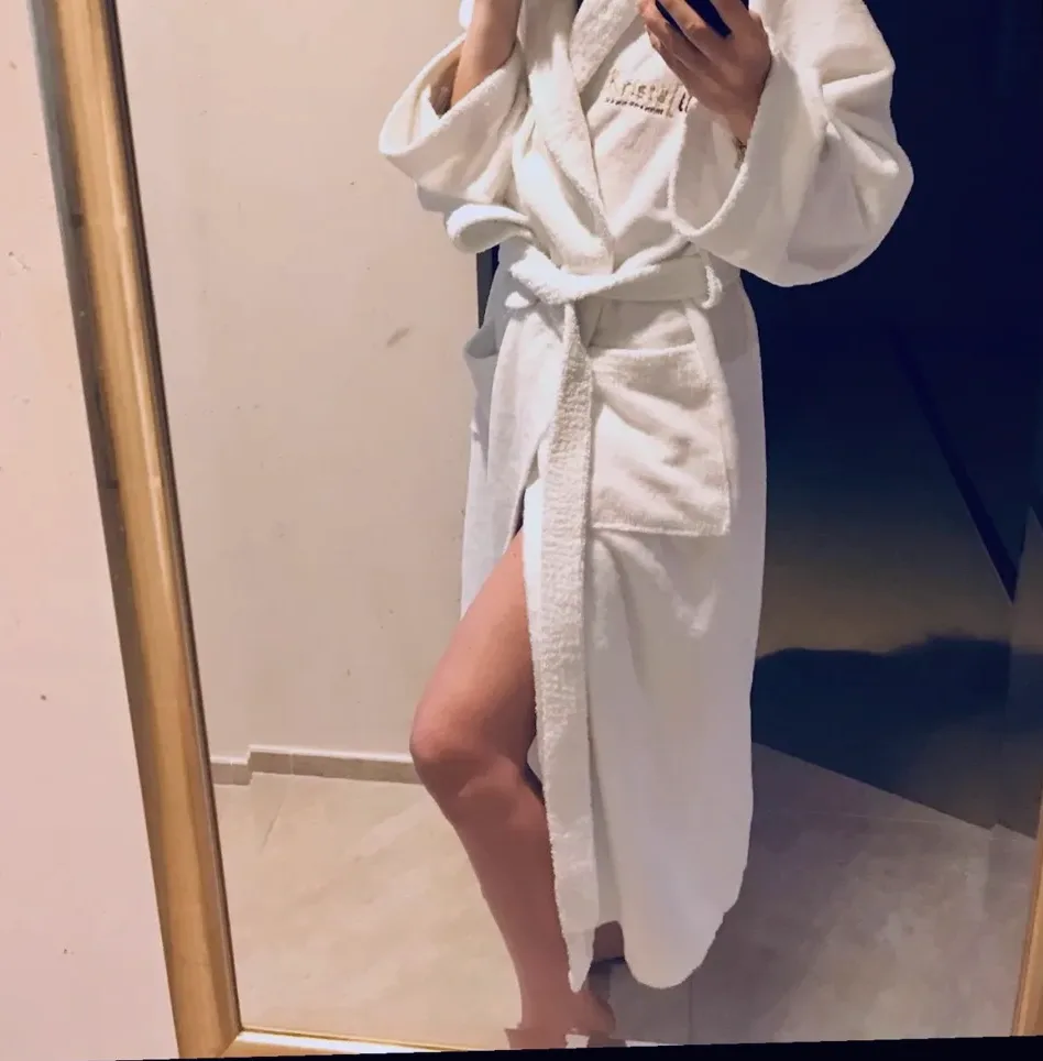 Amira, 36