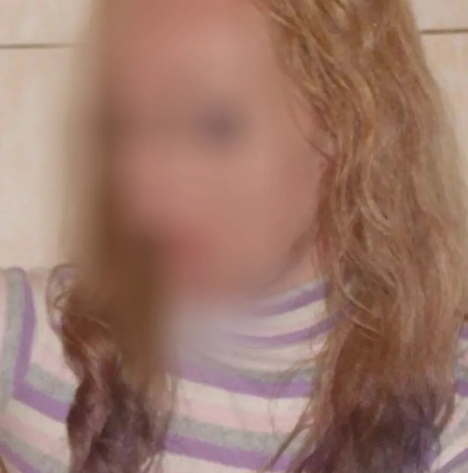 Laura, 24